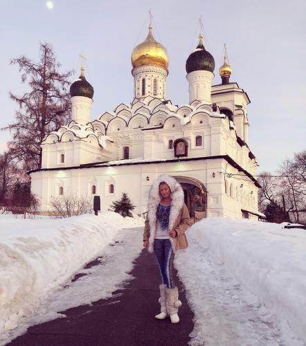 Анастасия Волочкова после «ритуалов» с Джигурдой явилась в храм замаливать грехи
