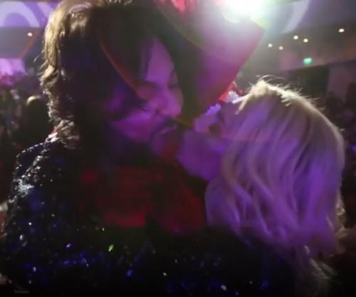 «Поцеловались прям на публике»: Киркоров мог сделать предложение возлюбленной на концерте в Новосибирске – Сеть