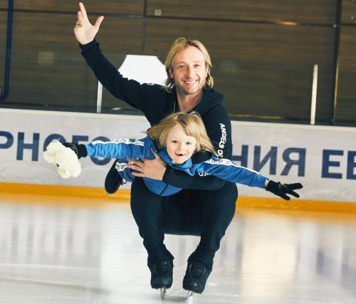 Вернуть сыну детство: Плющенко заплатил ясновидящей, чтобы Гном Гномыч перестал кататься на льду?