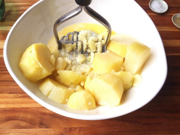 Как приготовить картофельное пюре с подливкой в микроволновке